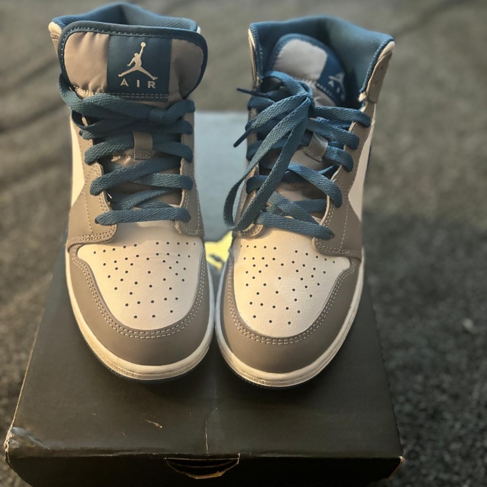 Jordans 1s Mid GS Size 7
